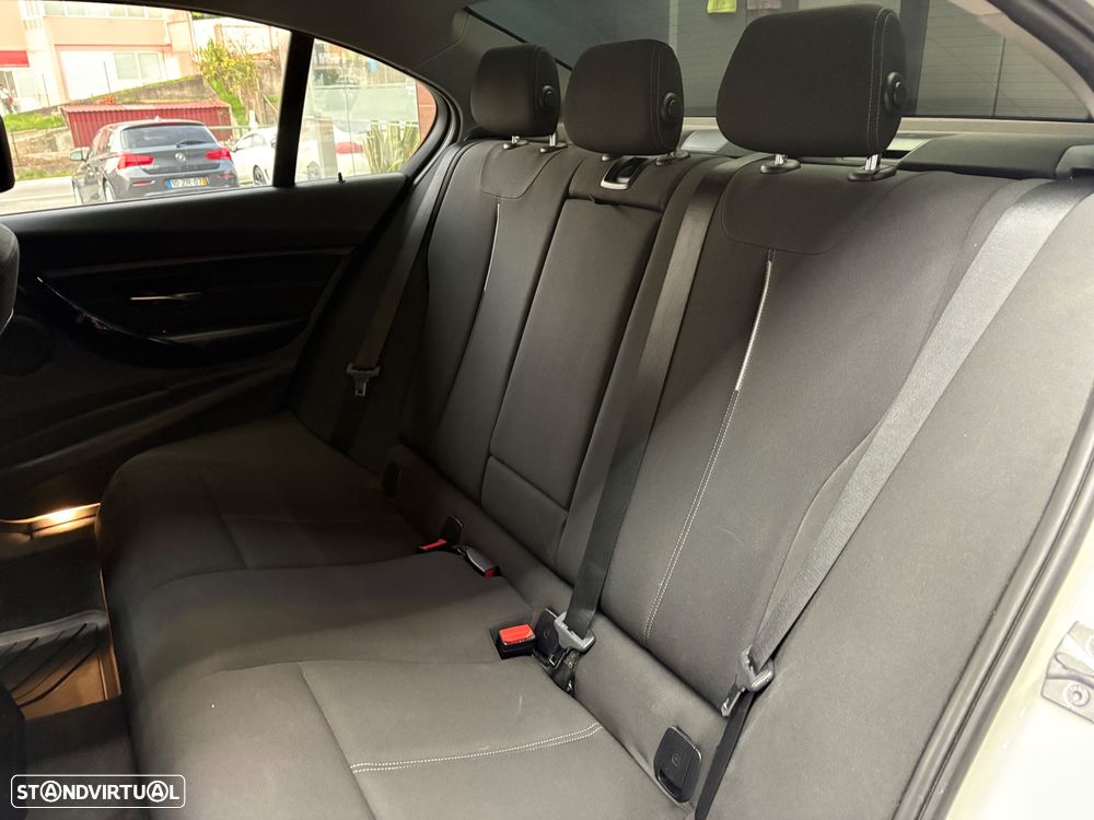 BMW 318 d Aut. Blue Performance Sport Line - 35