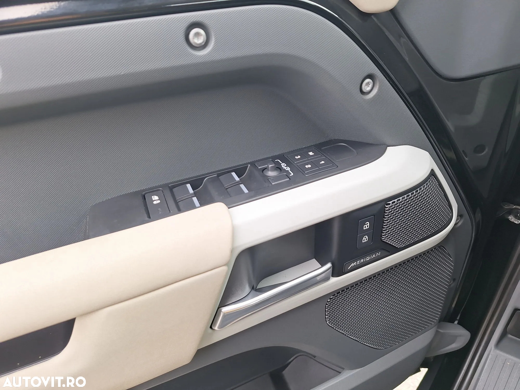 Land Rover Defender - 21