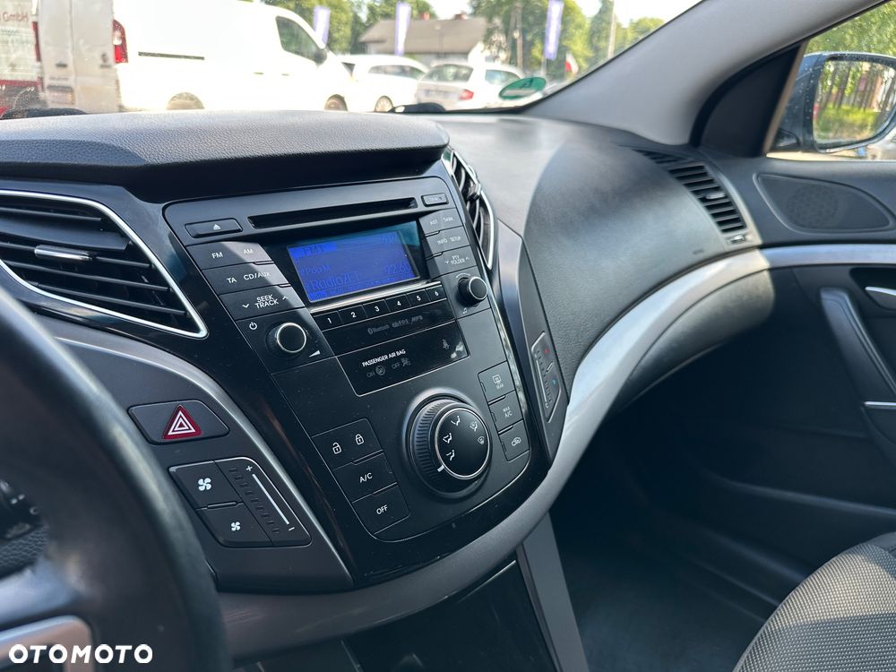 Hyundai i40 Kombi blue 1.6 Family - 14