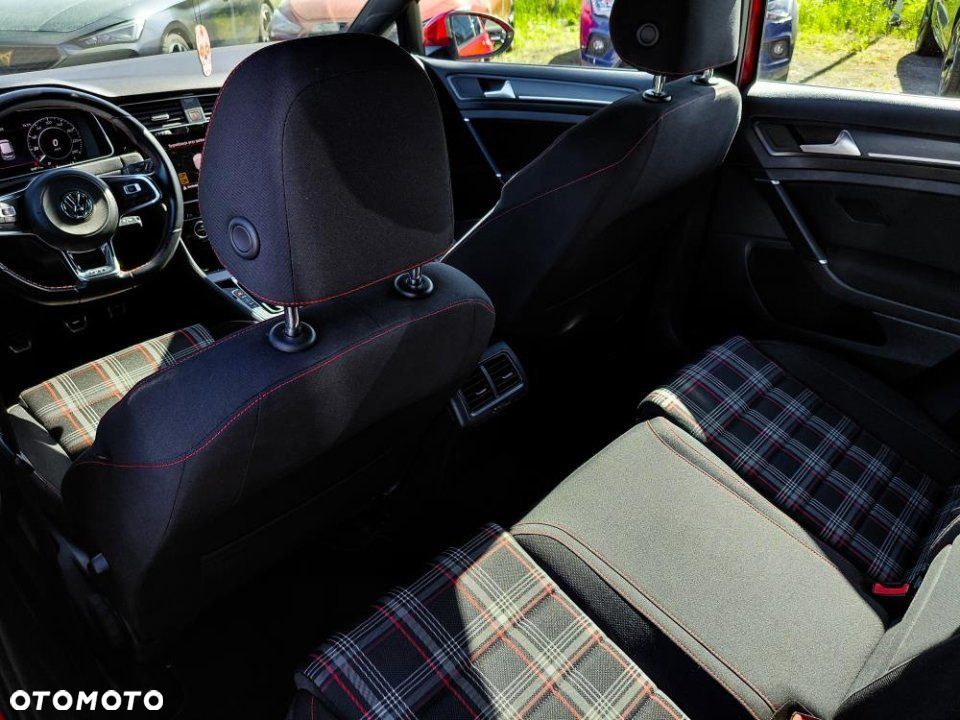 Volkswagen Golf - 11