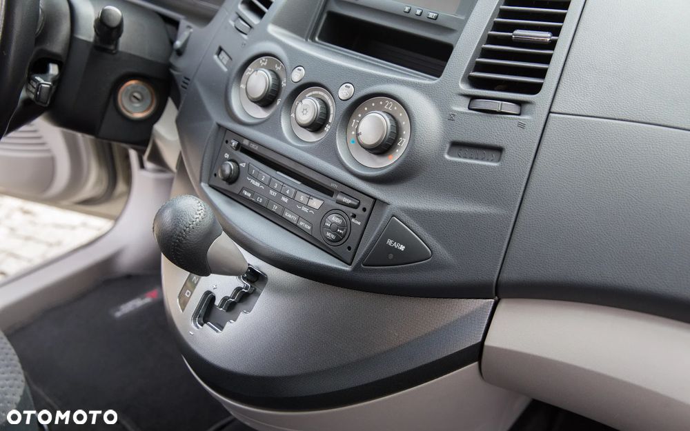 Mitsubishi Grandis 2.4 Intense - 25