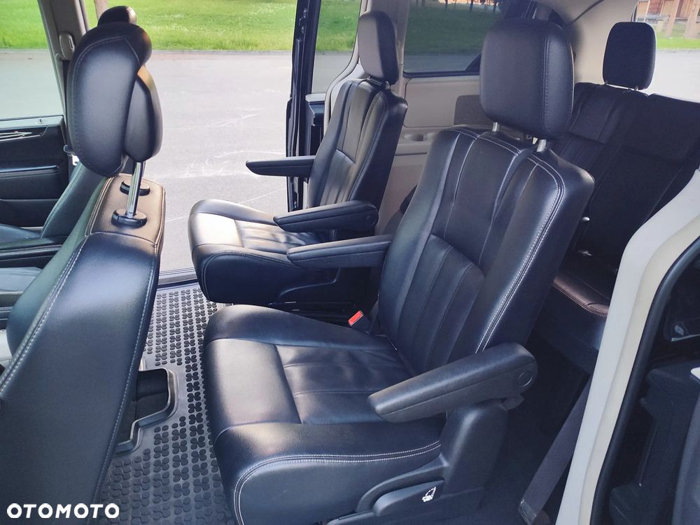 Chrysler Town & Country 3.6 Limited - 25
