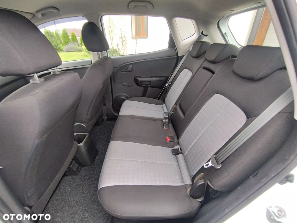 Kia Venga - 10