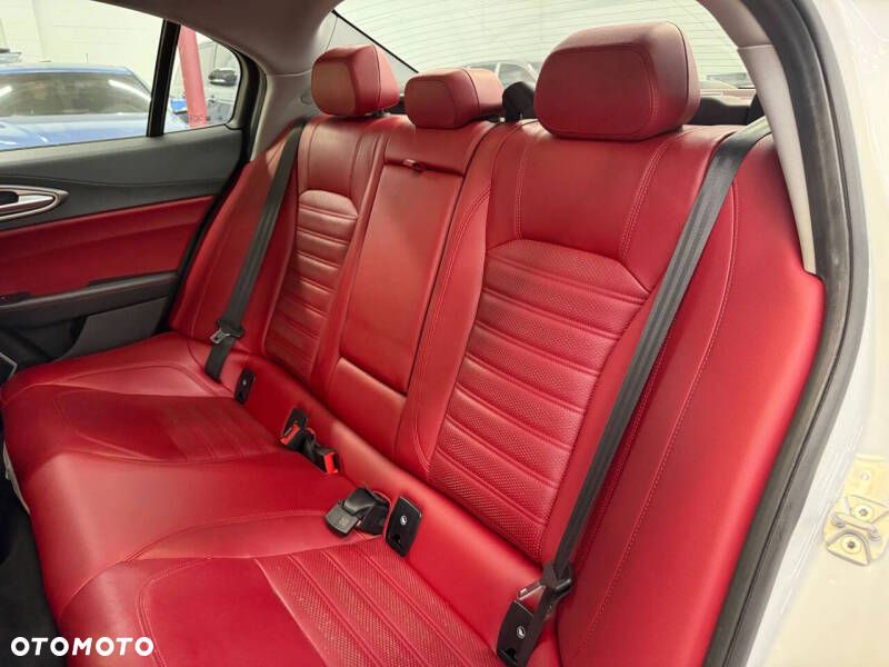 Alfa Romeo Giulia 2.0 Turbo 16V AT8-Q4 Veloce Ti - 19