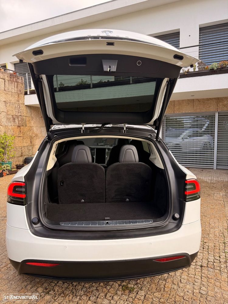 Tesla Model X - 7