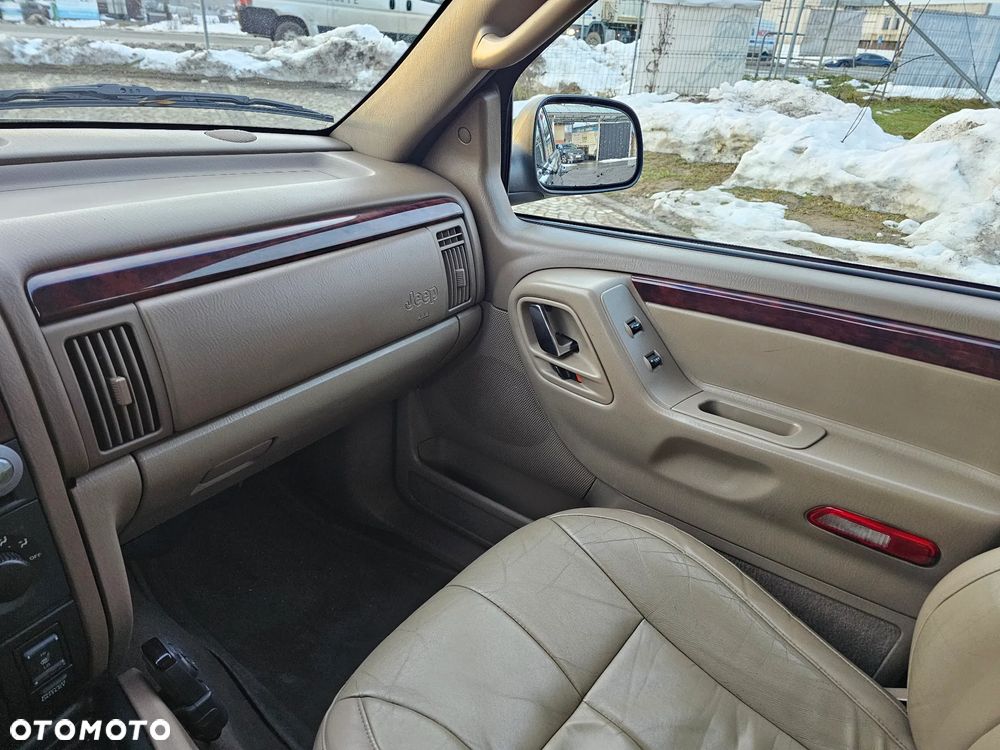 Jeep Grand Cherokee - 30