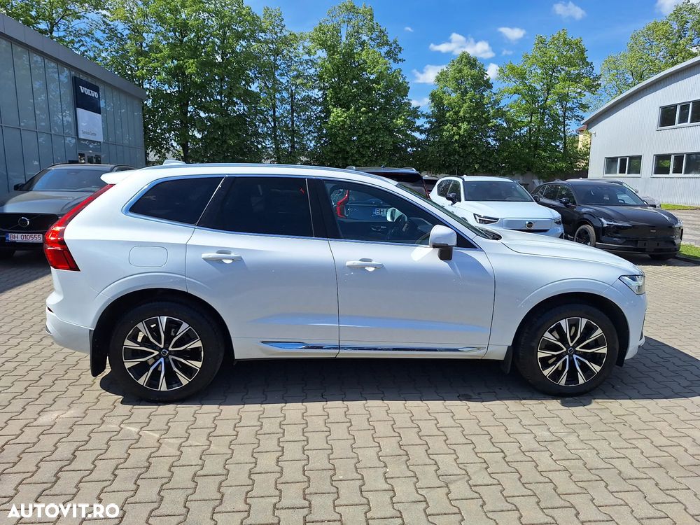 Volvo XC 60 B4 MHEV AT AWD Plus Dark - 8