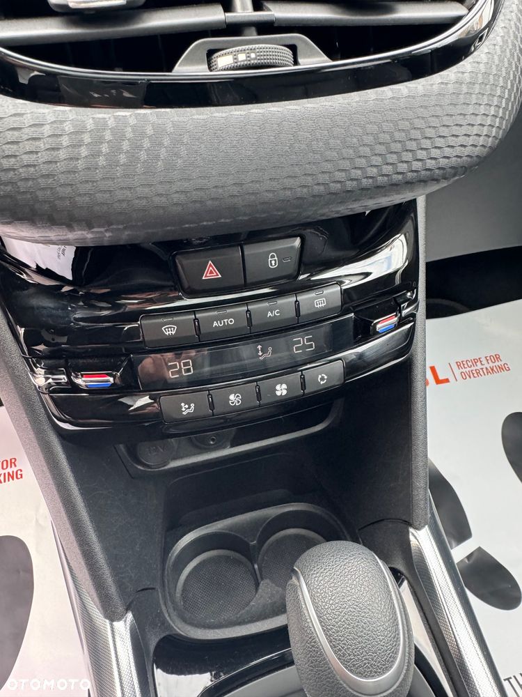 Peugeot 2008 1.2 Pure Tech GPF Signature S&S EAT6 - 15