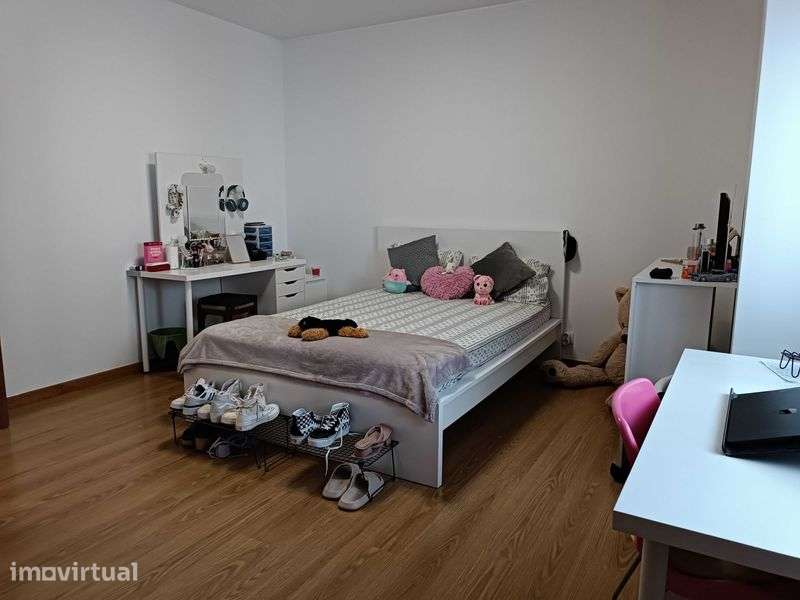 Moradia T3+1 com rooftop e espaços únicos em Freiria - Grande imagem: 5/12
