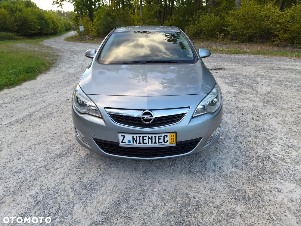 Opel Astra 2011 photo 2