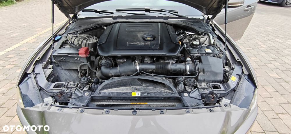 Jaguar XE 2.0 D R-Sport - 17