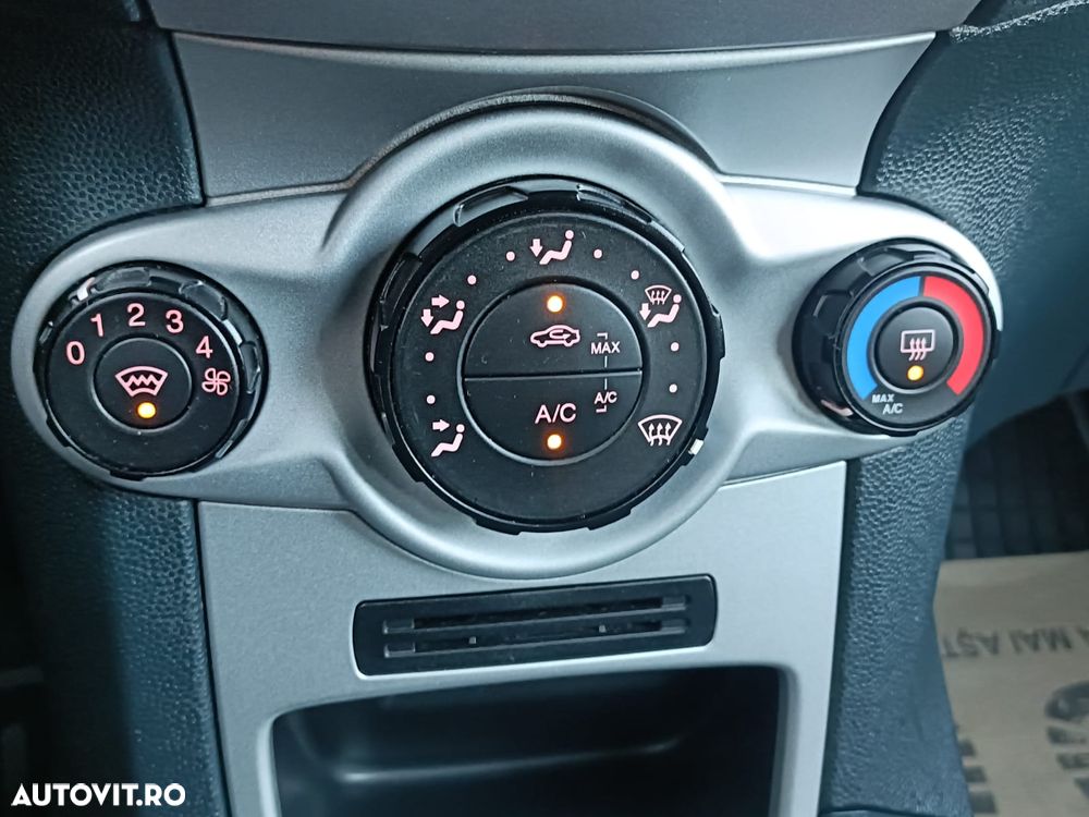 Ford Fiesta 1.25i Ghia - 12