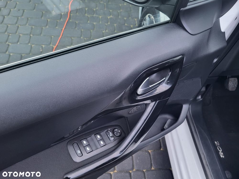 Peugeot 208 - 17