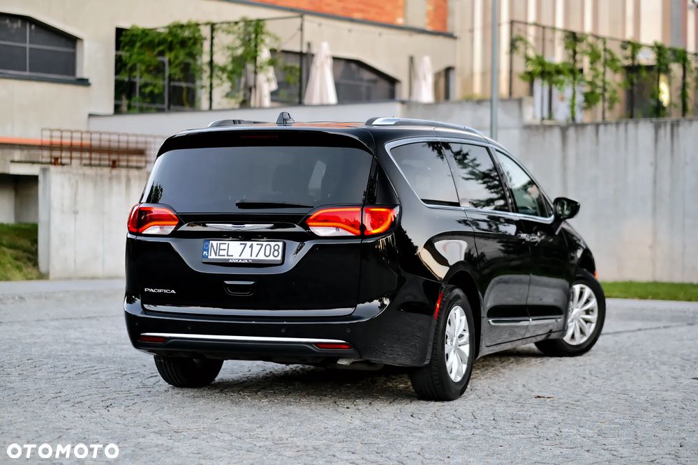 Chrysler Pacifica - 8