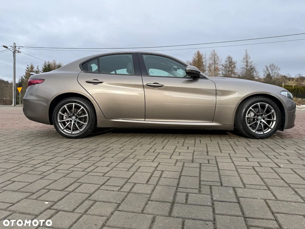 Alfa Romeo Giulia 2.2 - 8