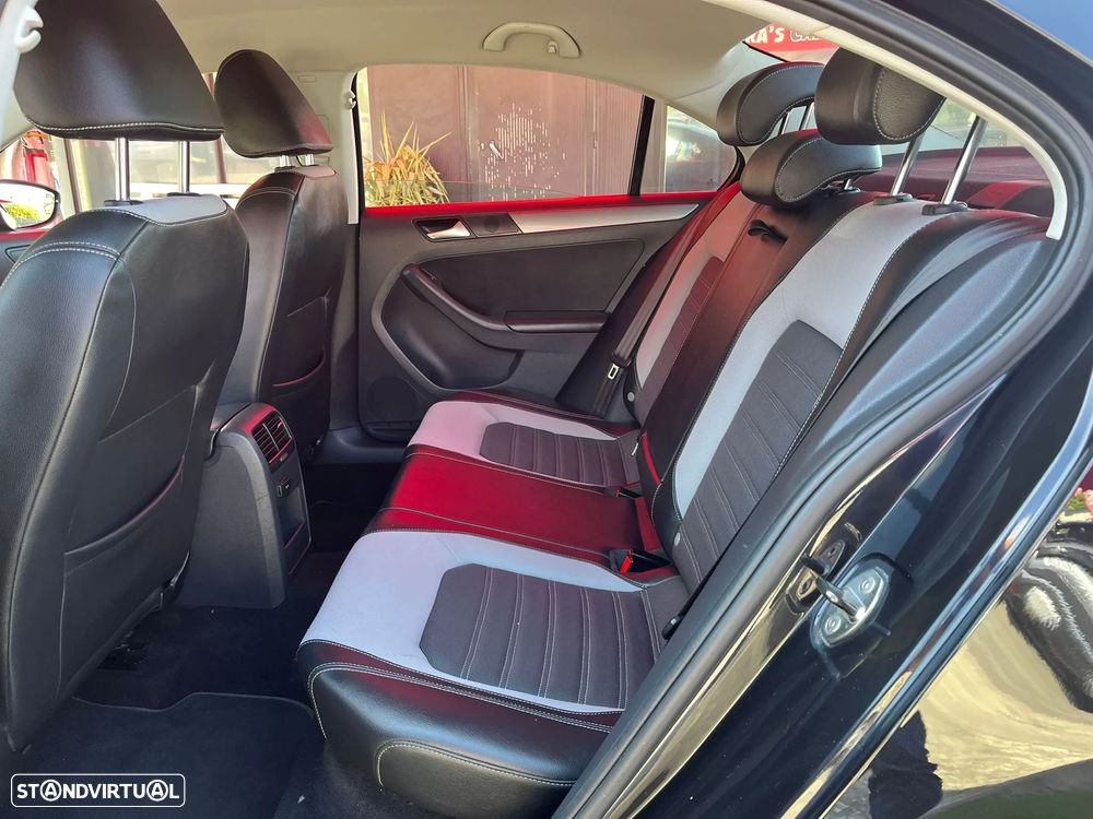 VW Jetta 1.6 TDi Highline DSG - 13
