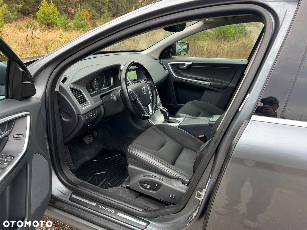 Volvo XC 60 D5 AWD Momentum - 8