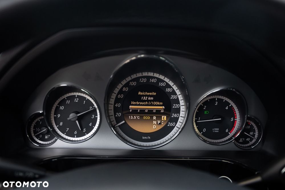 Mercedes-Benz Klasa E 220 CDI DPF BlueEFFICIENCY 7G-TRONIC Avantgarde - 25