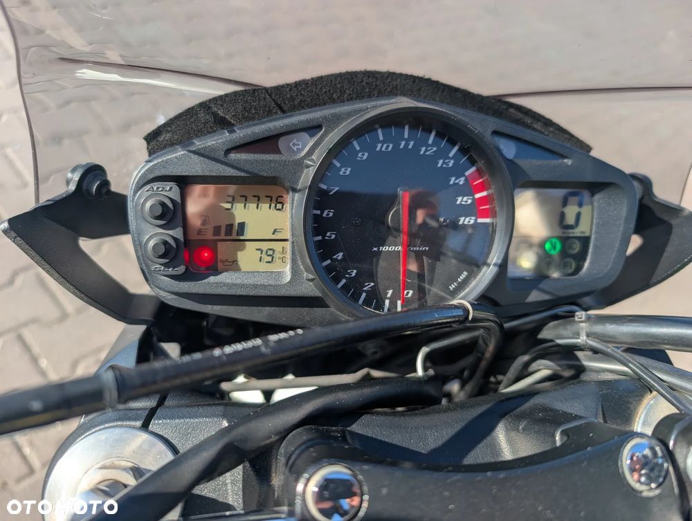 Suzuki GSR - 10