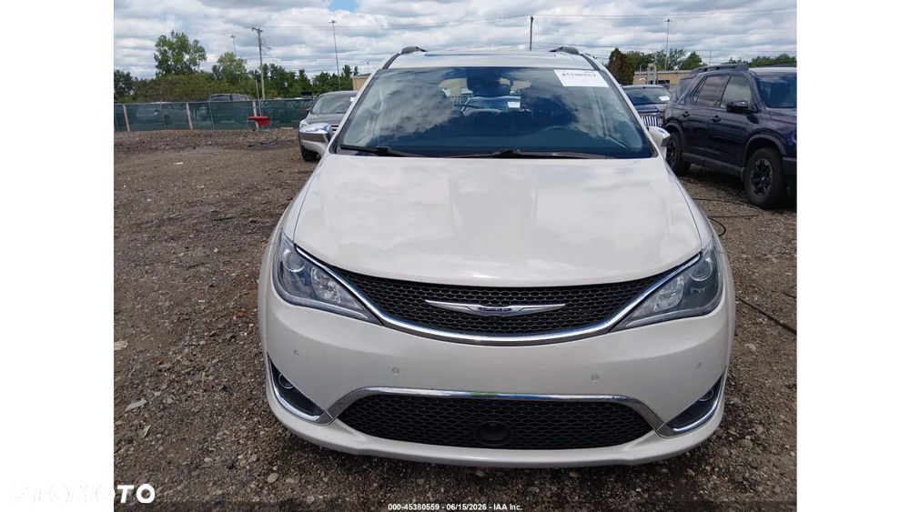 Chrysler Pacifica - 2