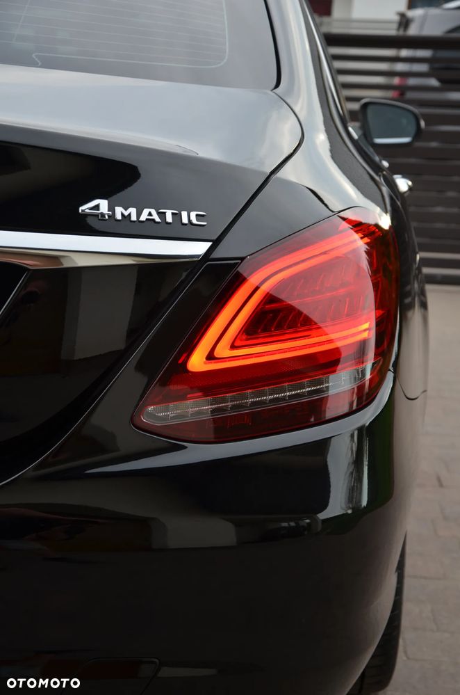 Mercedes-Benz Klasa C 300 4Matic 9G-TRONIC Exclusive - 23