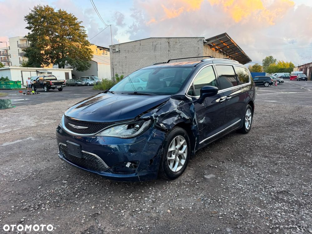 Chrysler Pacifica - 1