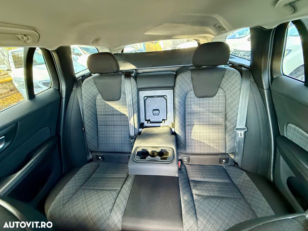 Volvo V60 B4 MHEV AT8 FWD Momentum Pro - 26