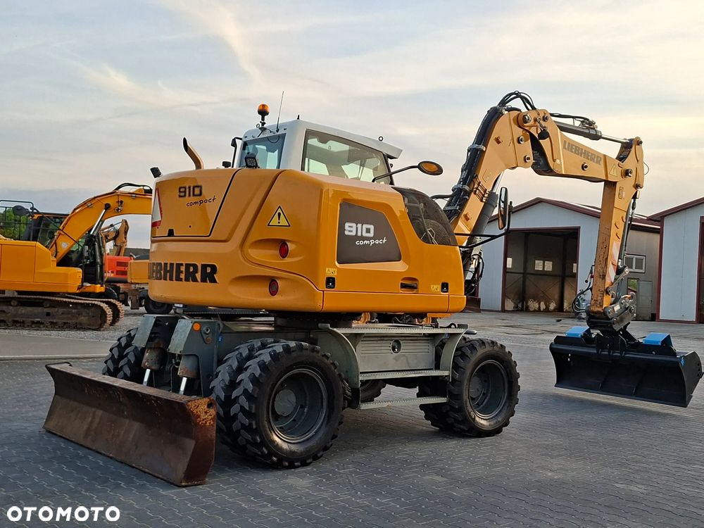 Liebherr A910 COMPACT rok 2015 Super Stan - 9