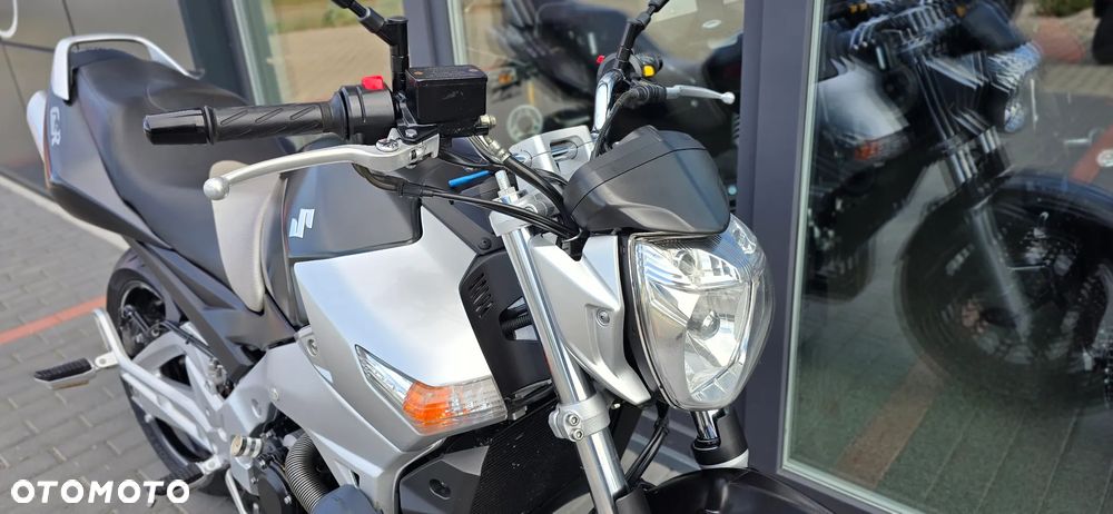 Suzuki GSR - 8