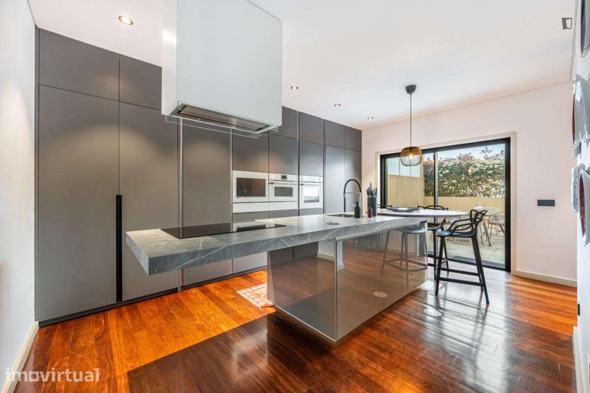 Quarto - localizado em Lordelo do Ouro Porto - Grande imagem: 2/11