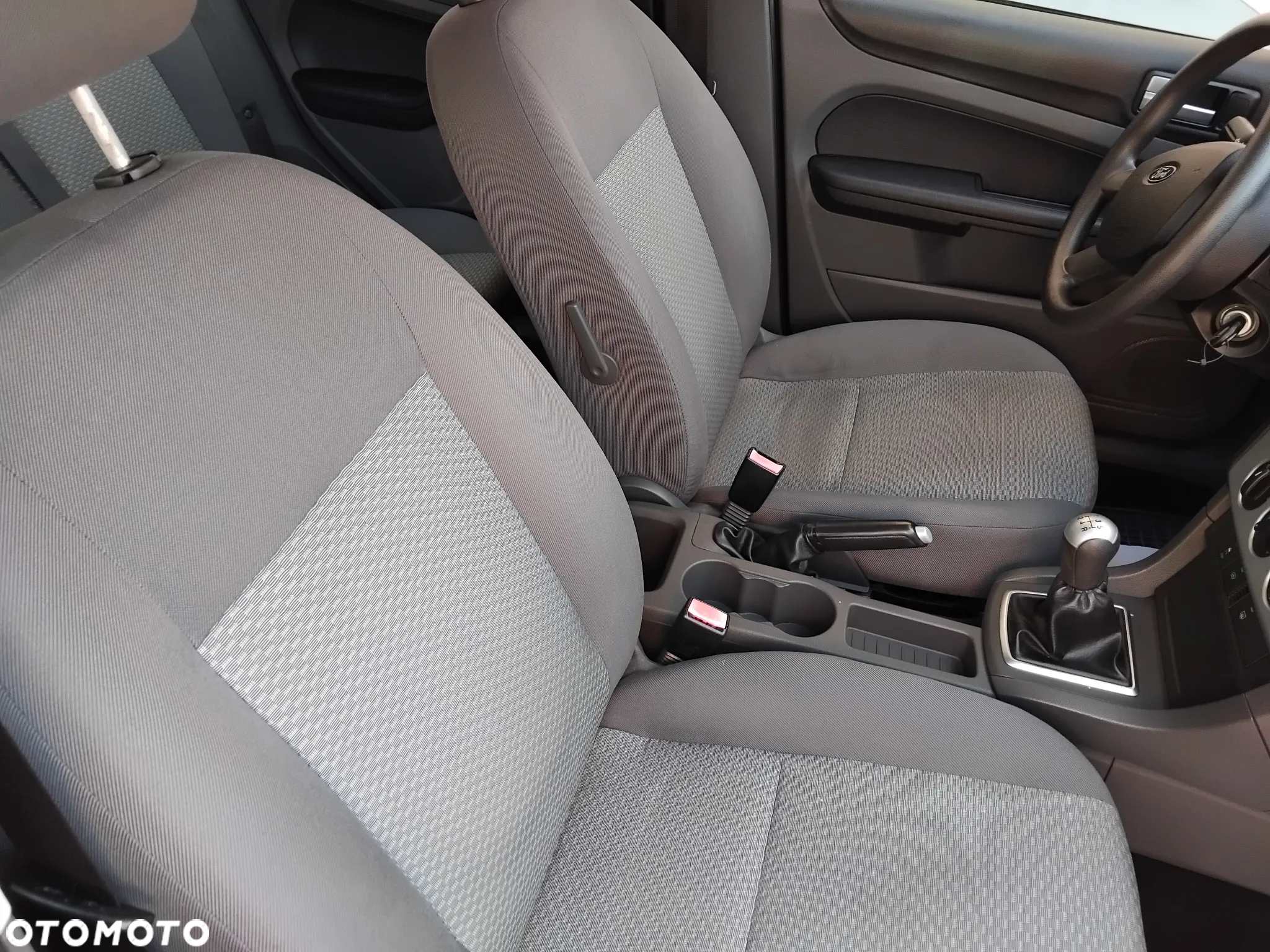 Ford Focus Turnier 2.0 16V Style - 12
