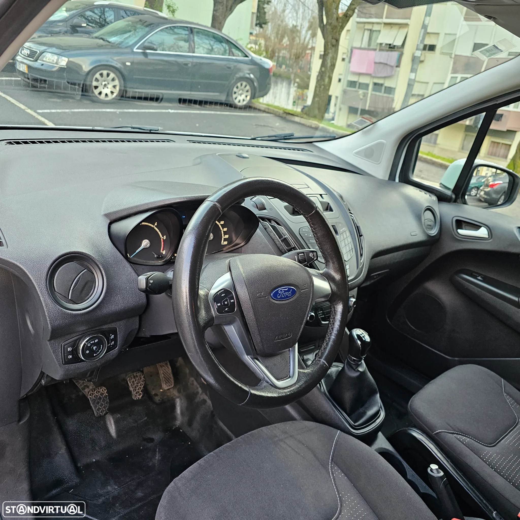 Ford Transit Courier - 10