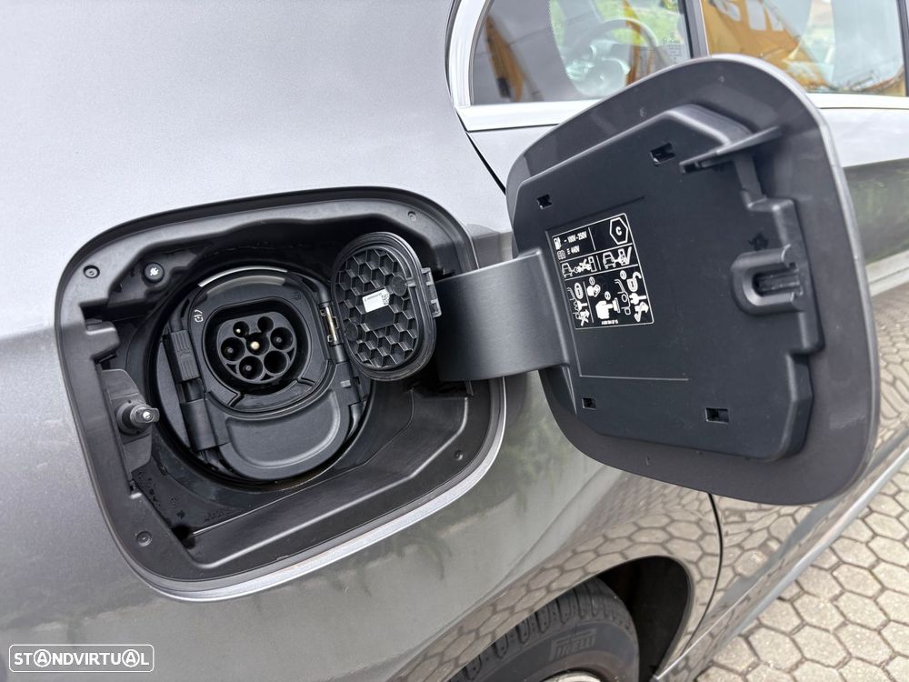 Mercedes-Benz A 250 Limousine e AMG Line - 8