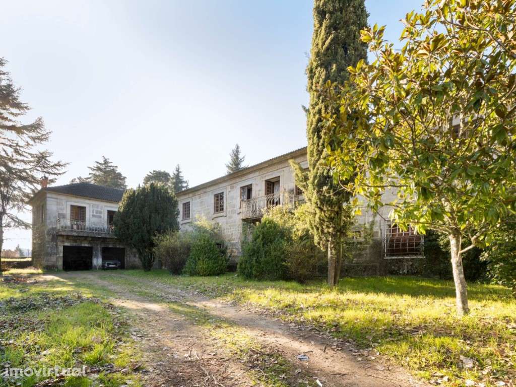 Solar do Século XVIII no centro da vila de Aguiar da Beira, Guarda - Grande imagem: 2/39