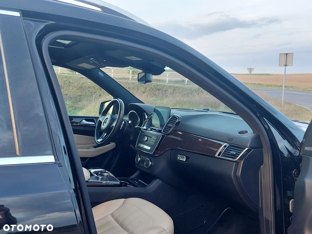 Mercedes-Benz GLS - 12