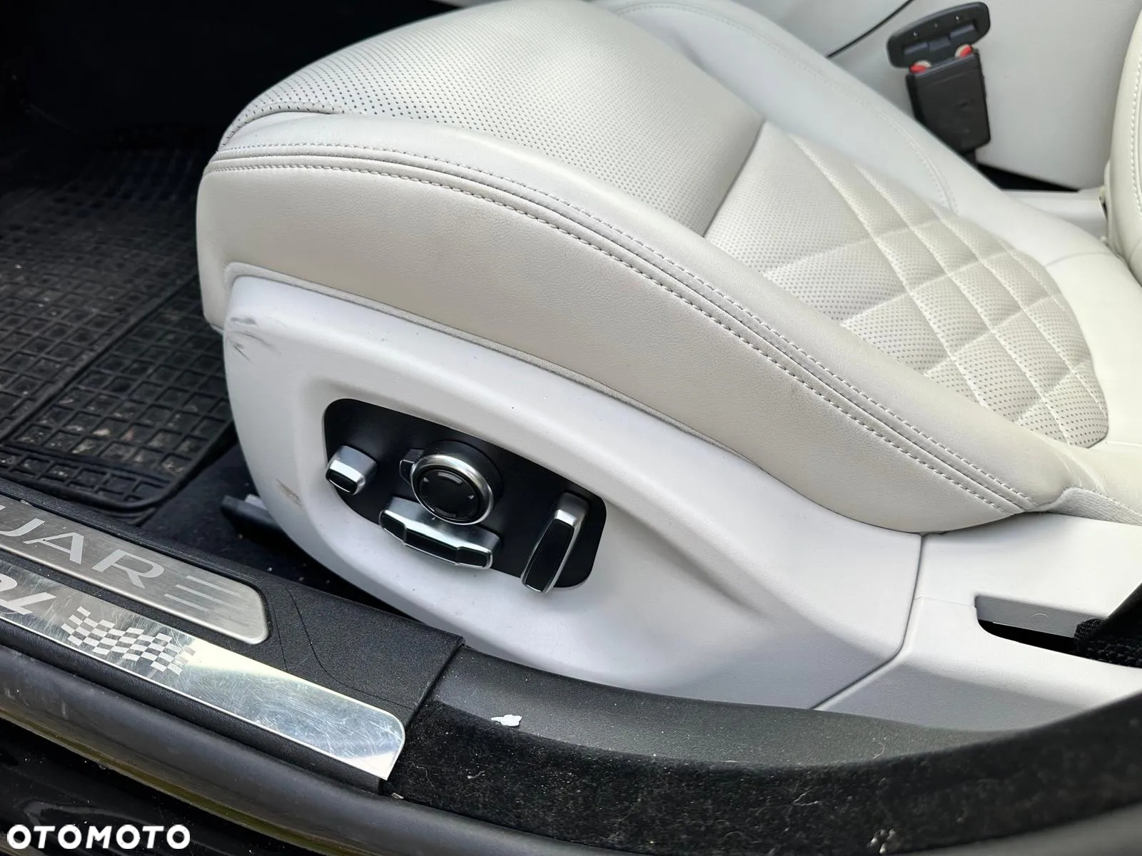 Jaguar XE 2.0 P250 R-Dynamic HSE - 13