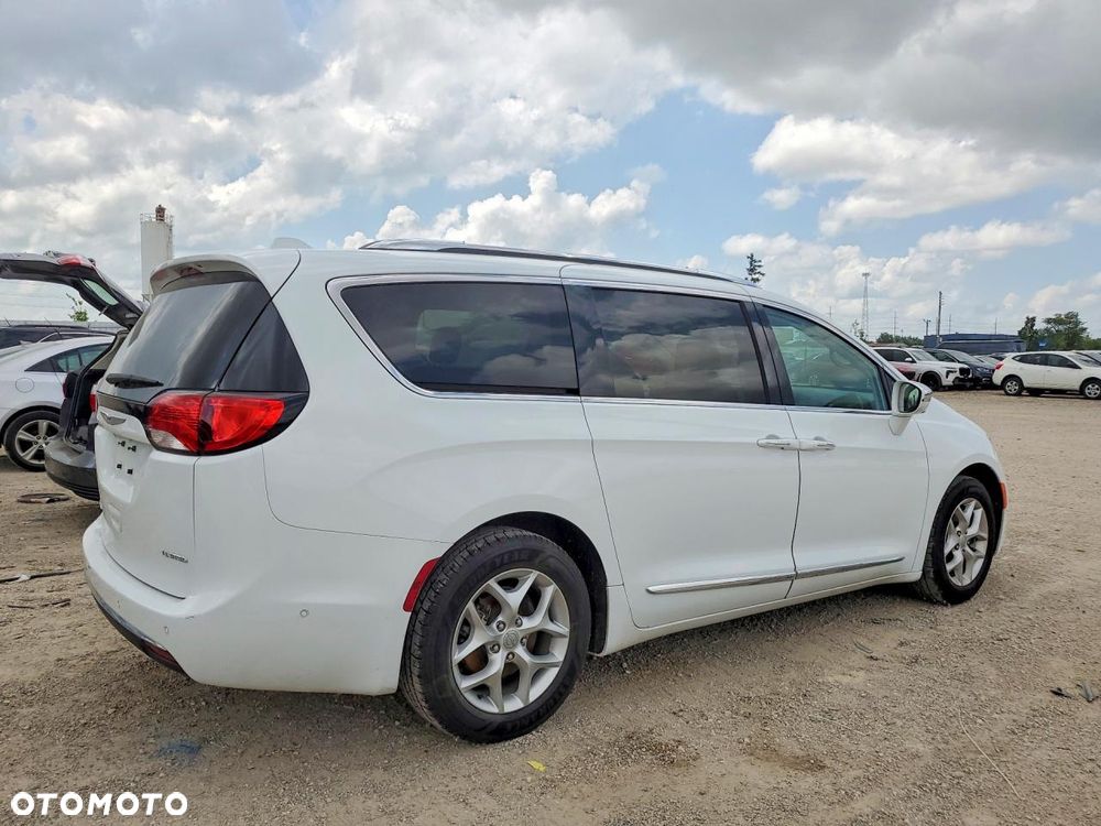 Chrysler Pacifica - 4