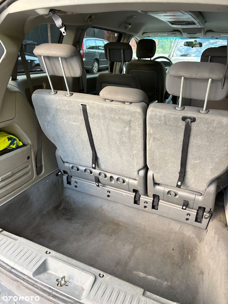 Chrysler Town & Country - 13