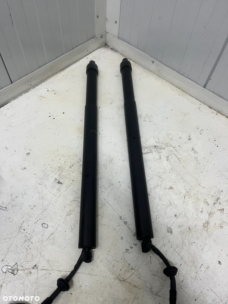 RANGE ROVER EVOQUE II L551 SIŁOWNIK BAGAŻNIKA - 1