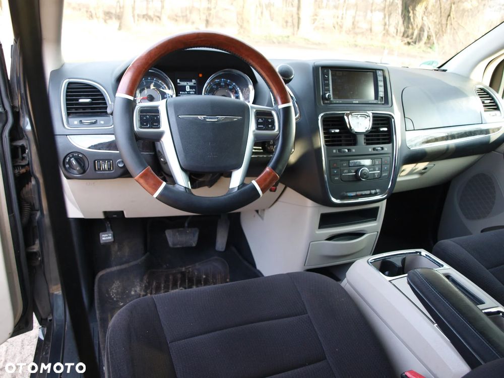 Chrysler Town & Country - 30