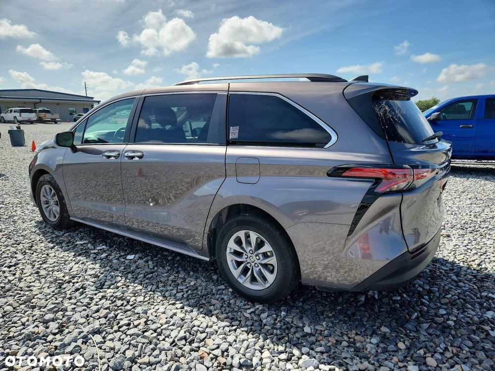 Toyota Sienna - 2
