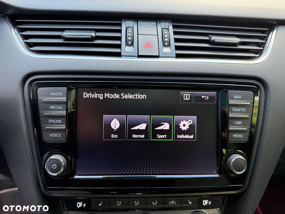 Skoda Octavia 2.0 TDI DSG RS - 25