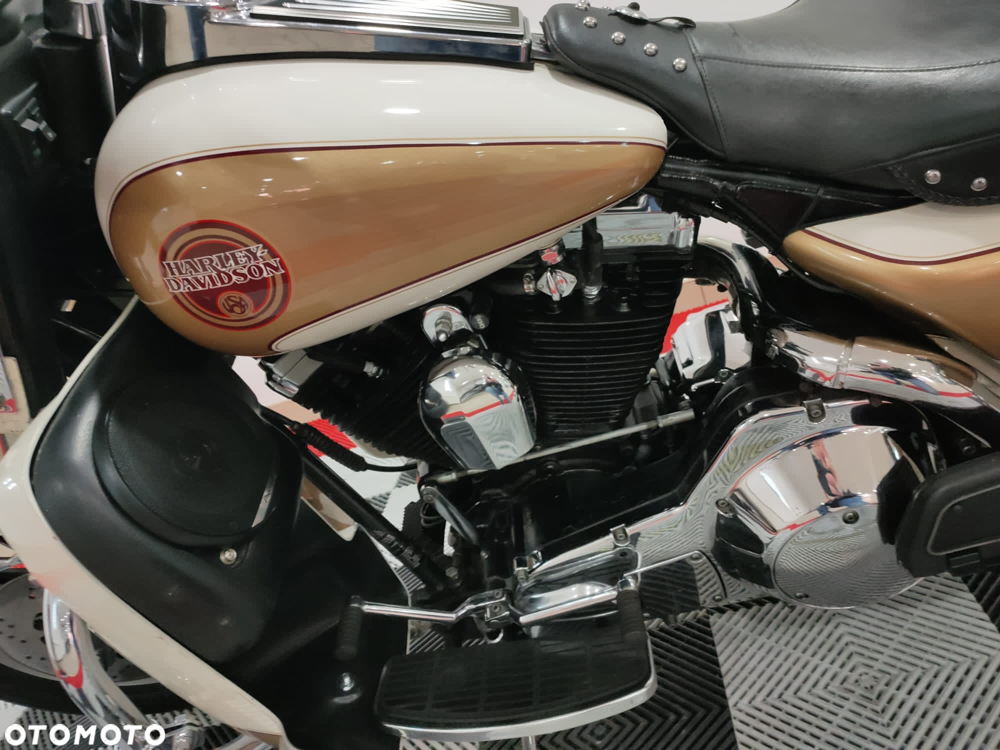 Harley-Davidson FLHTCU Ultra - 6