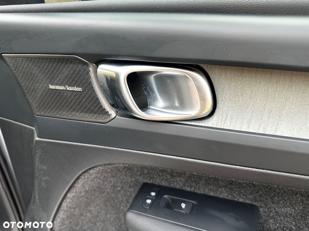 Volvo XC 40 T2 Plus Dark - 25