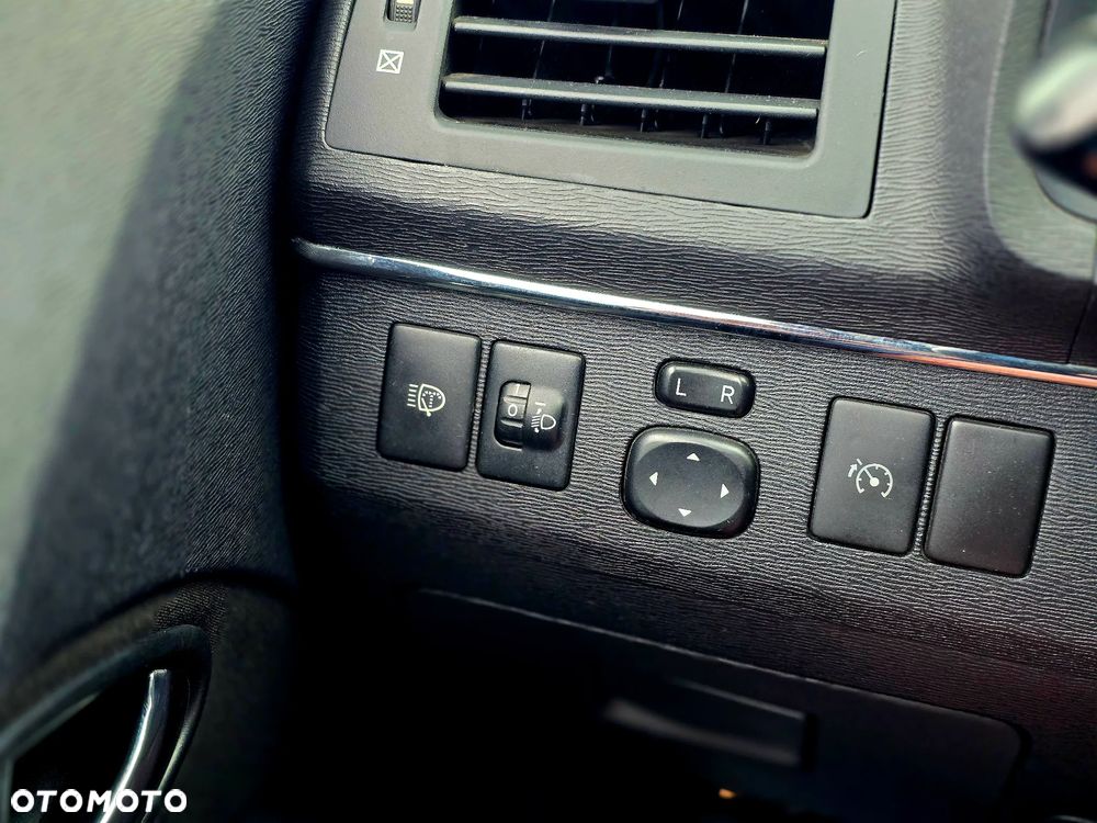 Toyota Avensis 1.8 Style - 28