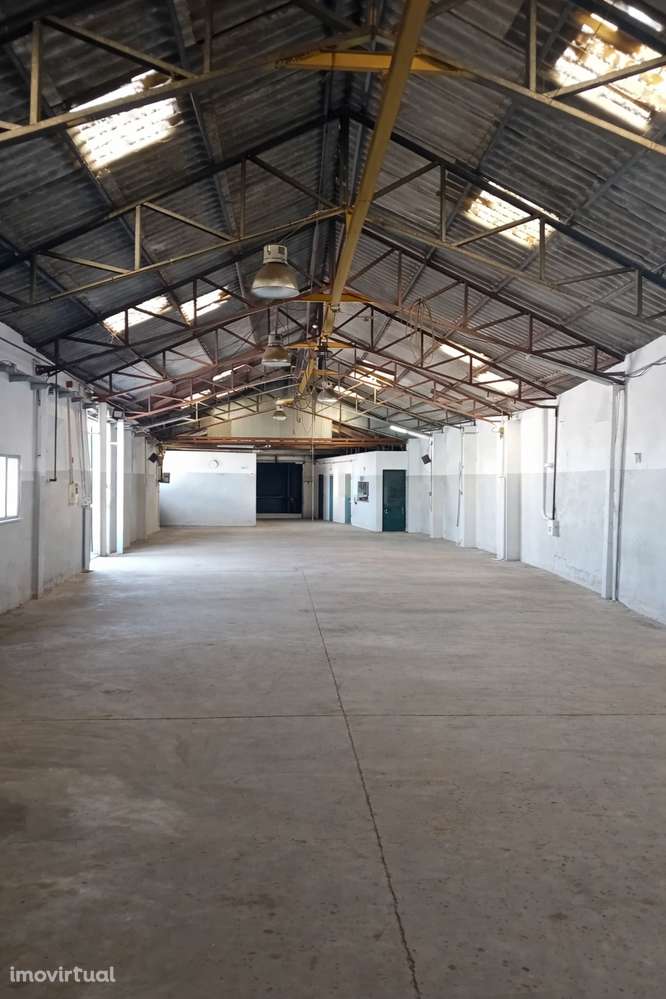 INSTALAÇÕES INDUSTRIAIS 698 m² – TRIFÁSICO – VÁRIAS PORTÕES – AZINHAGA - Grande imagem: 2/4