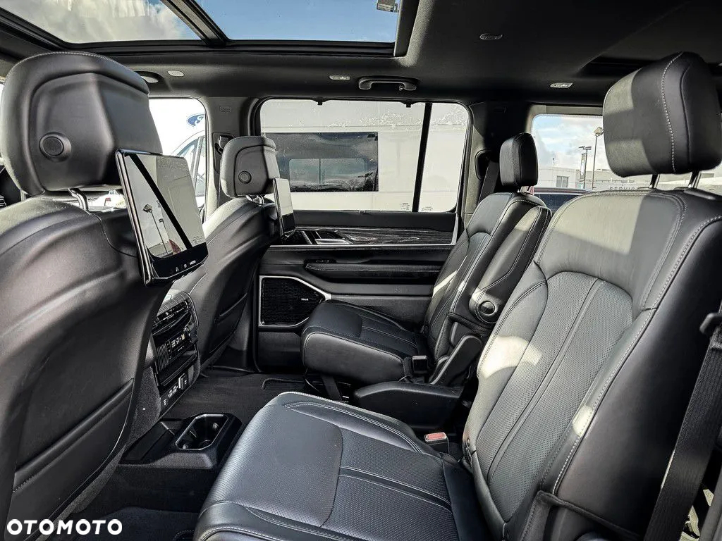 Jeep Wagoneer - 12