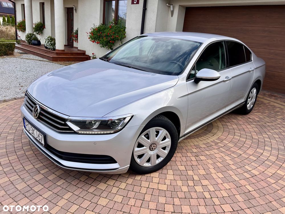 Volkswagen Passat - 1