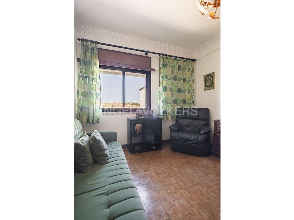 T1 com excelente luminosidade na Pontinha - Grande imagem: 2/26