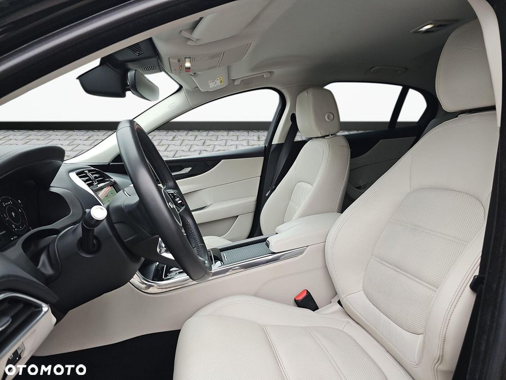 Jaguar XE - 16